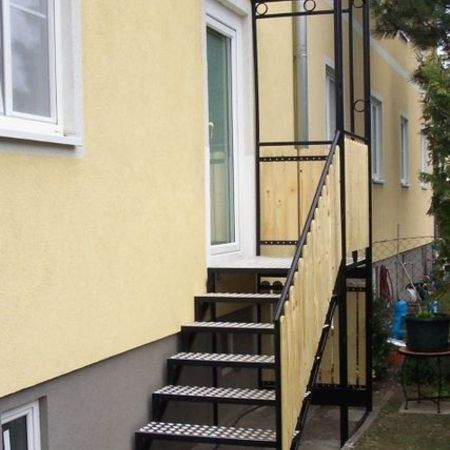 2. Eingangsstiege mit Überdachung