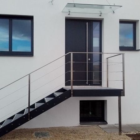 16. Eingangsstiege mit Überdachung