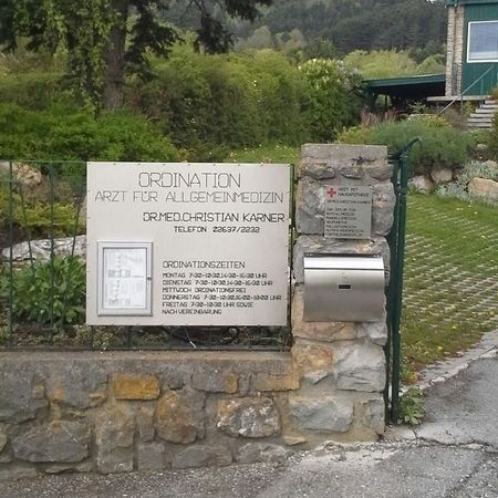 14. Edelstahltafel und Schaukasten