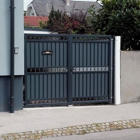 24. Schmiedeeisentor