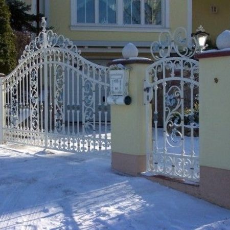 28. Schmiedeeisentor