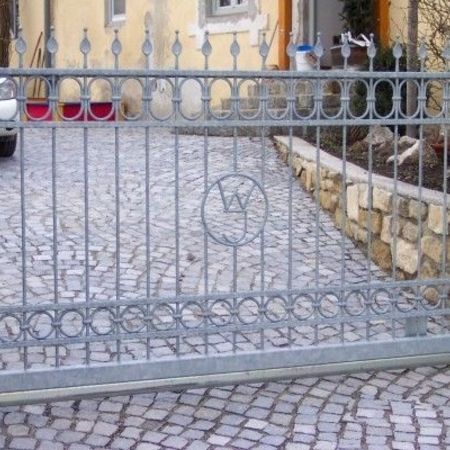 50. Verzinktes Einfahrtstor